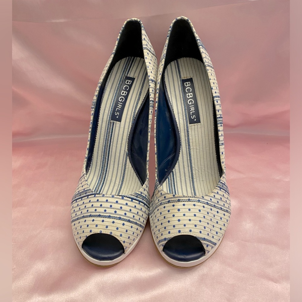 BCBGIRLS Size 8 Blue and White Polka Dot and Stripe Open Toe Slip on Platform